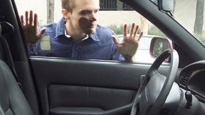 Arabamın Anahtarı İçinde Kilitli Kaldı.